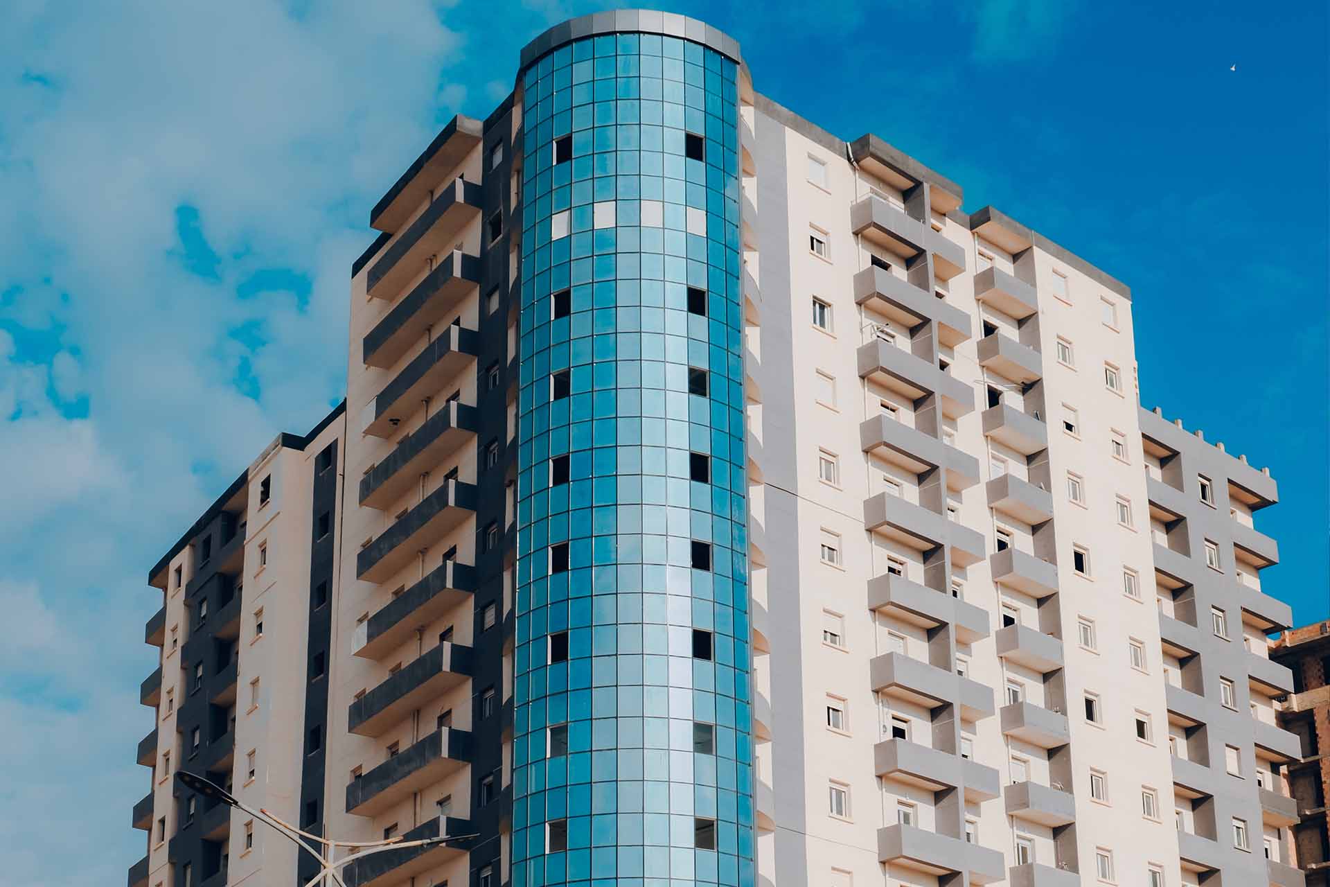 Photo du Projet TABARKA – Résidence Les Lilas à Belgaïd, Oran. Immeuble moderne avec appartements spacieux et cadre de vie agréable.